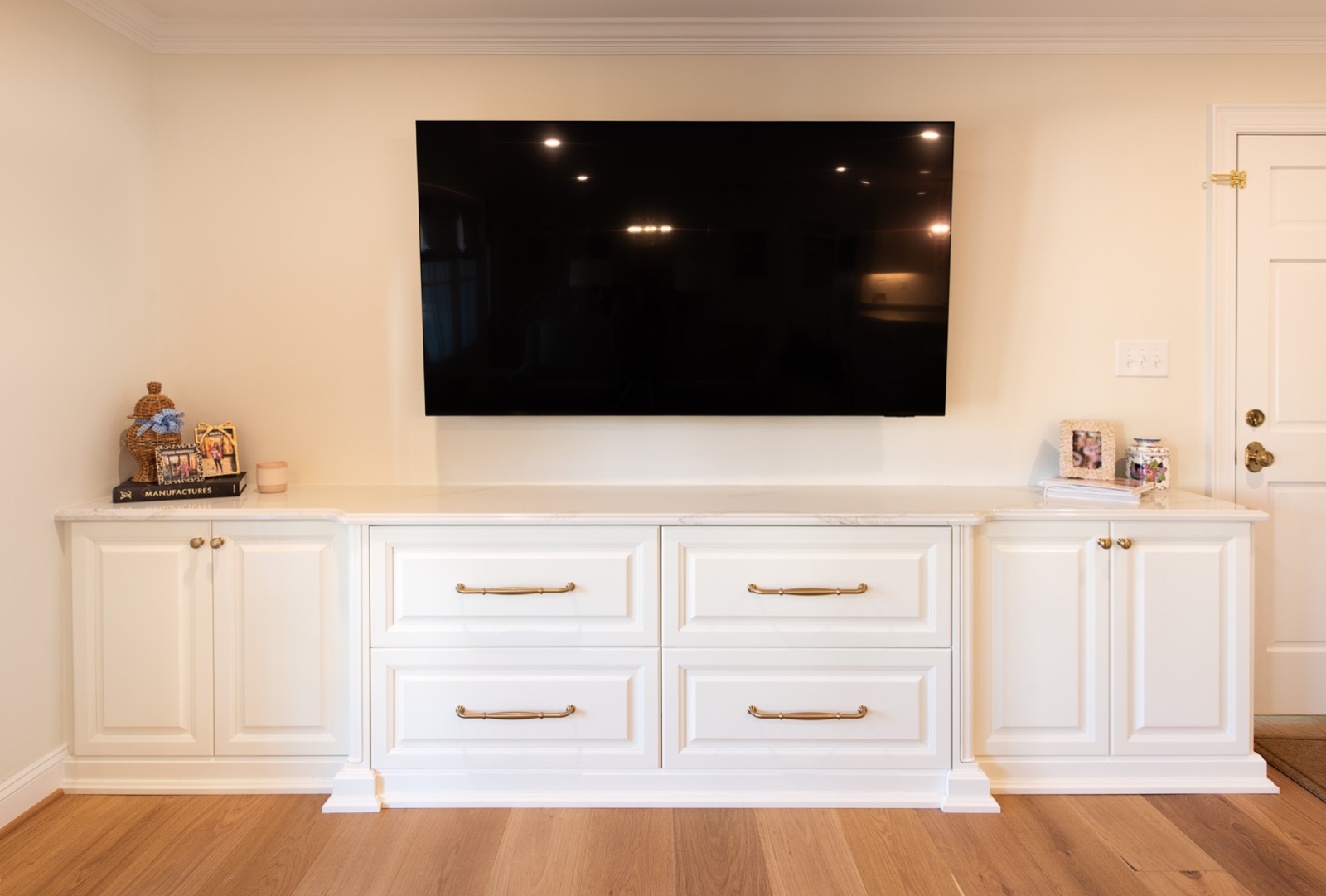 Living room entertainment center countertop in quartz
